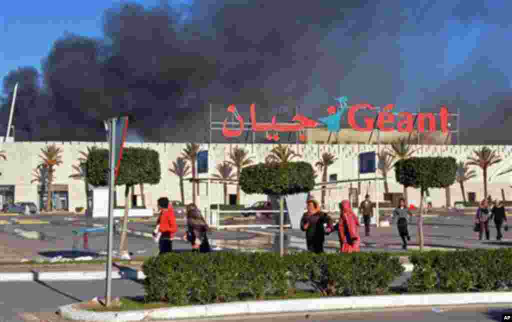 1月15日突尼斯一家超市遭抢劫后燃起大