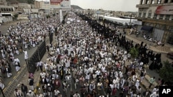 Anti-government protesters march during a demonstration demanding the resignation of Yemen's President Ali Abdullah Saleh, in Sana'a, 'August 19, 2011