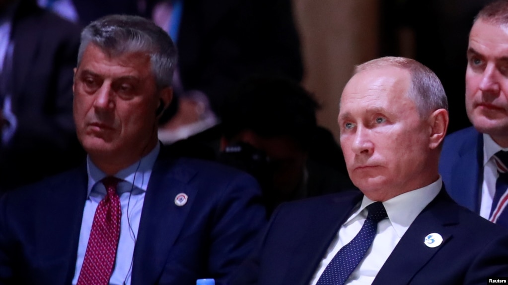 Presidenti i KosovÃ«s, Hashim ThaÃ§i dhe presidenti rus Vladimir Putin, duke ndjekur punimet e Forumit tÃ« Paqes nÃ« Paris. 