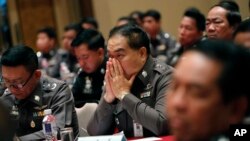 Policemen listen to Thai Police Chief, General Somyot Poompanmoung, during a meeting on anti-trafficking at police headquarters in Bangkok, Thailand, May 8, 2015. 