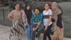 Rosfatima Jamal atau Oca (kanan) bersama teman-teman di AS (dok: Rosfatima Jamal)