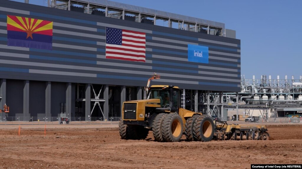 2021年9月23日在美国亚利桑那州钱德勒的未来英特尔公司芯片工厂现场的建筑设备。图片由英特尔公司提供/通过路透社讲义提供。(photo:VOA)