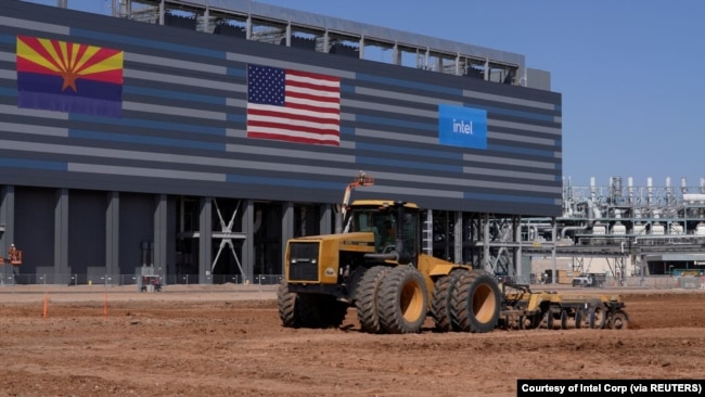 2021年9月23日在美國亞利桑那州錢德勒的未來英特爾公司芯片工廠現場的建築設備。 圖片由英特爾公司提供/通過路透社講義提供。