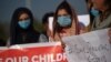Para kerabat pelajar asal Pakistan yang tinggal Wuhan -- pusat wabah virus corona -- meminta pemerintah memulangkan para pelajar ke Islamabad, Pakistan, 1 Februari 2020. 