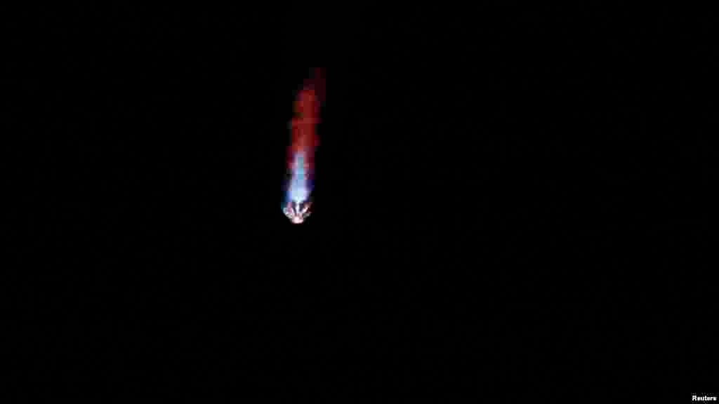 Lansiranje civilne misije Inspiration 4 u svemirskoj kapsuli Crew Dragon i Spejseks (SpaceX) Falkon 9 rakete sa rampe 39A u Svemirskom centru Kenedi u Kejp Kanaveralu na Floridi, 15. septembra 2021. (Foto: Reuters/Thom Baur)