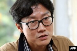 Sutradara Korea Selatan Hwang Dong-hyuk dari serial Netflix "Squid Game" dalam wawancara di Seoul, dalam foto tak bertanggal yang dirilis oleh koran Dong-A Ilbo, 26 Oktober 2021. (Dong-A Ilbo / AFP)