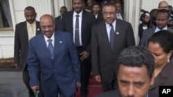 23일 에티오피아 수도 아디스 아바바에서 열린 협상에 참석한 오마르 알 바시르 수단 대통령(왼쪽)과 아프리카연합 중재자들.