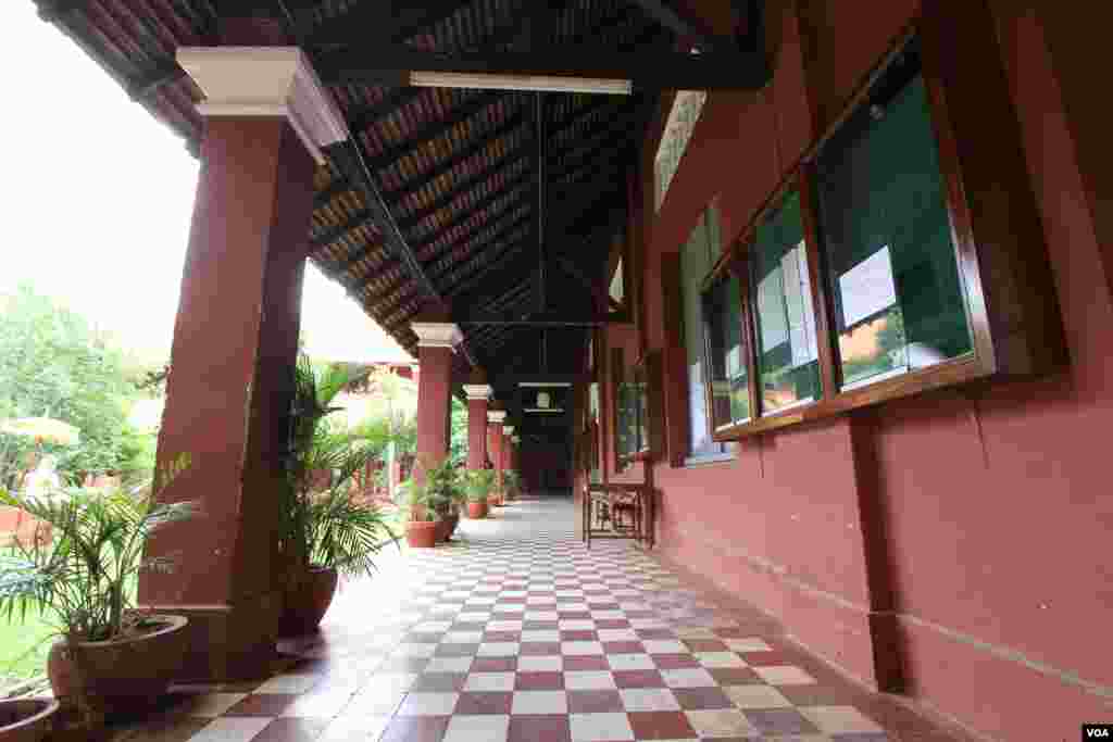A corridor inside a building at the Royal University of Fine Arts on August 27, 2015. (Pang Chamnan/VOA Khmer) 