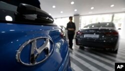 Logo Hyundai Motor Co terlihat pada mobil yang dipajang di showroom-nya di Seoul, Korea Selatan, Rabu, 26 Juli 2017. (Foto: AP)