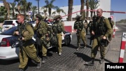 Tentara Israel berjaga di sekitar sebuah hotel di kota wisata tepi laut Merah, Eilat (5/10). Polisi Israel menembak mati seorang warga AS, yang sebelumnya telah menewaskan seorang karyawan hotel di lokasi tersebut. 