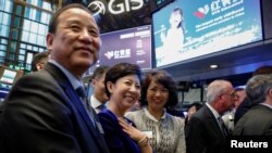 名为“红黄蓝教育”的中国幼教企业在纽约股票交易所上市，创始人和董事长曹赤民（左）、创始人和总裁史燕来（左二）在纽约股票交易所（2017年9月27日）。
