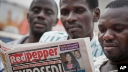 raia wa Kampala walisoma jarida la "Red Pepper" Feb. 25, 2014.