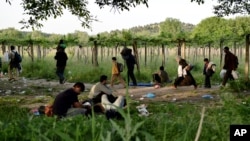 Người nhập cư Afghanistan ngồi nghỉ mệt sau khi vượt biên trái phép vào Macedonia từ Hy Lạp, ngày 6/5/2015.