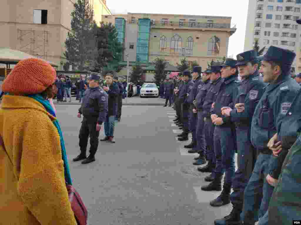Bakıda MSK qarşısında aksiya, Polis MSK-nın qarşsındakı insanları həbs edir