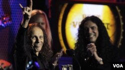 Ronnie James Dio, recibió el premio a Mejor vocalista del año en Los Ángeles en el pasado mes de abril.