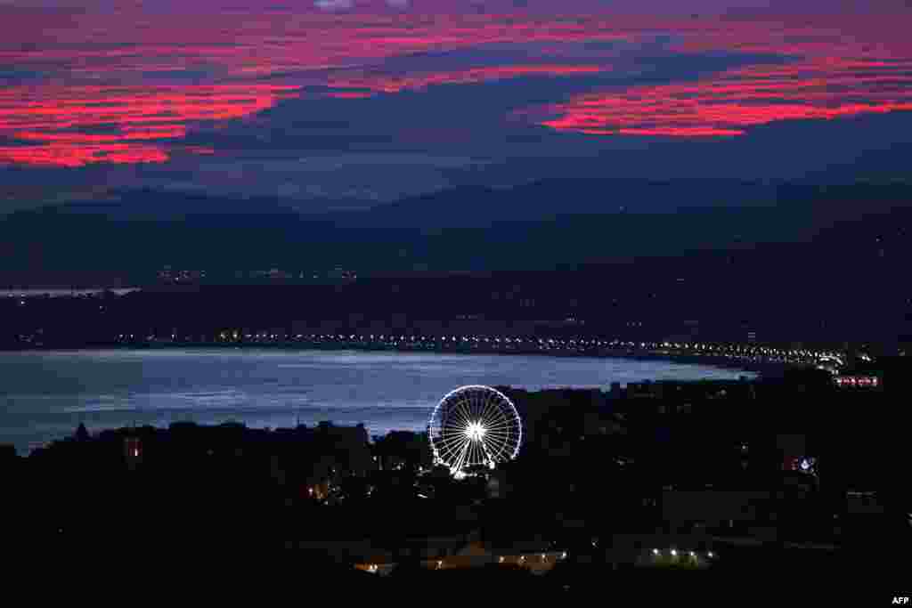 برق چراغ&zwnj;های یک چرخ و فلک بزرگ در غروب آفتاب در شهر نیس، جنوب&zwnj;شرقی فرانسه