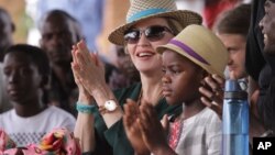 Madonna et sa fille Mercy James,, à Kasungu, à environ 150 kilomètres au nord de la capitale Lilongwe, le 30 novembre 2014.