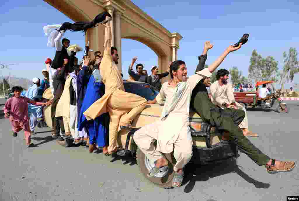 Warga Afghanistan bergembira merayakan penerapan gencatan senjata 3 hari dalam rangka Idul Fitri di distrik Rodat, provinsi Nangarhar.