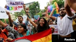 نئی دہلی میں ہم جنس پرست کمیونٹی کے ارکان سپریم کورٹ کی جانب سے جیون ساتھی چننے کا حق دیے جانے کے فیصلے پر خوشی کا اظہار کر رہے ہیں۔ 24 ستمبر 2018