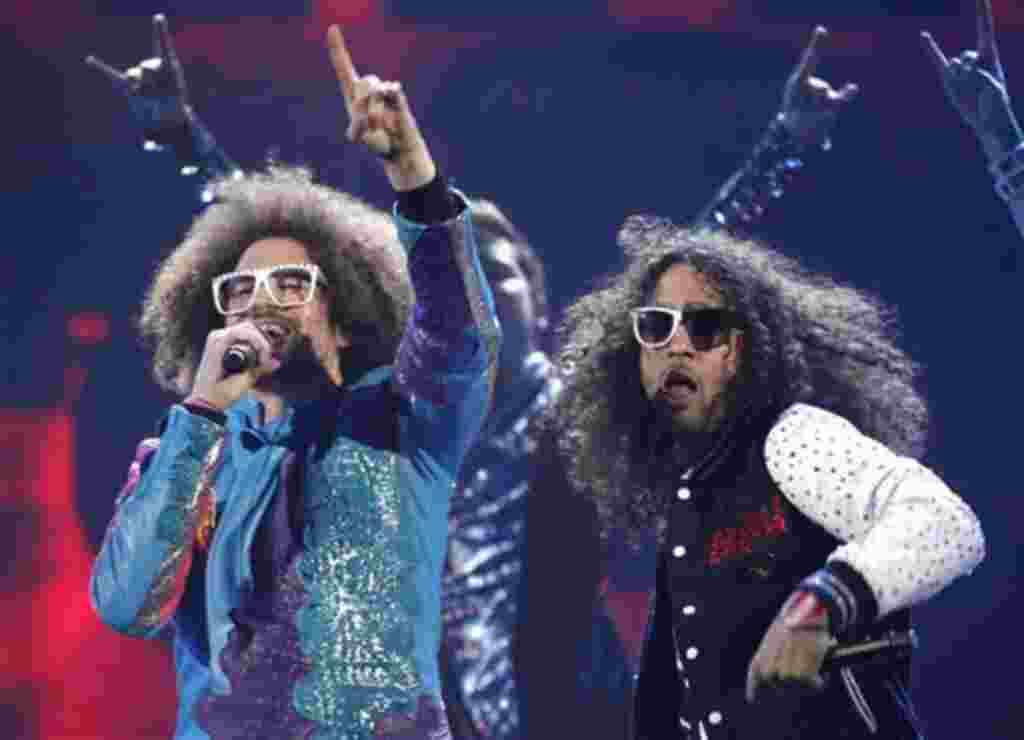 Redfoo y SkyBlu de la agrupación LMFAO en la versión número 39 de los American Music Awards.