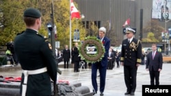 Menteri Luar Negeri AS John Kerry pada Selasa (28/10) meletakkan karangan bunga di Tugu Peringatan Perang Nasional Kanada di Ottawa (28/10). (Reuters/Carolyn Kaster)