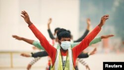 လေထုညစ်ညမ်းမှုဖြစ်ပွားနေတဲ့ စင်ကာပူနိုင်ငံက ဆောက်လုပ်ရေး လုပ်သားတွေ ကို နှာခေါင်းစည်းစွပ်တွေနဲ့တွေ့ရစဉ်။ (ဇွန် ၂၀၊ ၂၀၁၃)