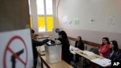 Glasanje u severnoj Mitrovici 3. novembra prekinuto je zbog nasilja a izbori će biti ponovljeni u tri izborna centra.