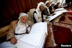 Para pria Muslim membaca Al-Qur'an selama bulan Ramadan di Masjid Agung Sana'a, Yaman (foto: dok).