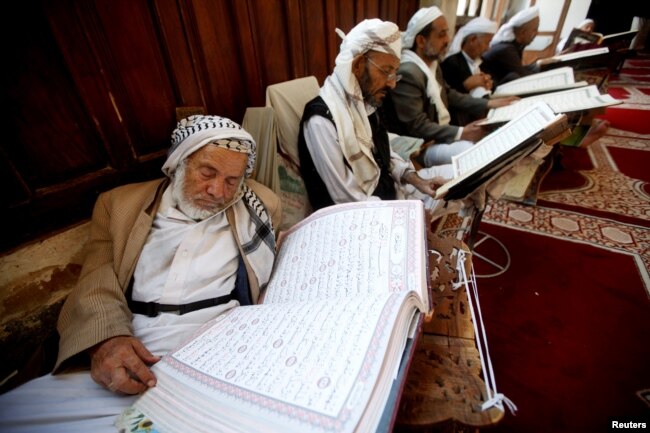Para pria Muslim membaca Al-Qur'an selama bulan Ramadan di Masjid Agung Sana'a, Yaman (foto: dok).