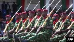 ARCHIVES - Défilé militaire lors de la cérémonie de prestation de serment du président Evariste Ndayishimiye au stade Ingoma à Gitega, au Burundi, le 18 juin 2020.
