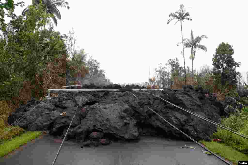 مسدود شدن جاده ها با گدازه های ناشی از فوران کوه آتشفشان&nbsp; در هاوایی