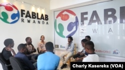 Au Fablab (laboratoire de fabrication), des jeunes entrepreneurs utilisent l'internet et imprimantes 3D pour leurs projets, à Kigali, Rwanda, le 8 août 2017. (VOA/Charly Kasereka)