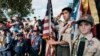 Boy Scouts dan Cub Scouts memberi hormat pada bendera selama upacara di Los Angeles, 26 Mei 2018 (Foto: AP)