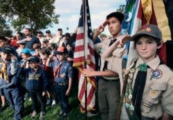 Pramuka memberi hormat kepada bendera saat upacara di Pemakaman Nasional Los Angeles di Los Angeles pada 26 Mei 2018 sebagai ilustrasi. (Foto: AP)