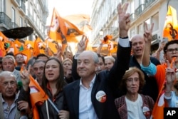 포르투갈 제1야당인 사회민주당의 루이 리우(가운데) 대표가 지난 4일 총선 유세 현장에서 승리를 다짐하고 있다.