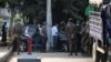 ရန်ကုန်မြို့ရှိ နေရာတခုတွင် လုံခြုံရေးယူနေတဲ့ စစ်ကောင်စီတပ်ဖွဲ့ဝင်များ။ (ဖေဖော်ဝါရီ ၁၅၊ ၂၀၂၁)