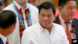 ປະທານາທິບໍດີ ຟີລິບປິນ ທ່ານ Rodrigo Duterte ໄປຮອດ ສູນປະຊຸມແຫ່ງຊາດ ເພື່ອເຂົ້າຮ່ວມ ກອງປະຊຸມສອງຝ່າຍ ທີ່ໄດ້ກຳນົດໄວ້ ກັບ ບັນດາຜູ້ນຳອາຊຽນ ຢູ່ນອກກອງປະຊຸມສຸດຍອດຄັ້ງທີ 28th ແລະ 29th ຂອງອາຊຽນ ແລະກອງປະຊຸມສຸດຍອດອື່ນທີ່ກ່ຽວຂ້ອງ ໃນວັນອັງຄານທີ 6 ກັນຍາ 2016.