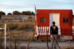 Sebuah kendaraan penegak hukum meninggalkan Bonanza Creek Film Ranch di Santa Fe, NM Jumat, 22 Oktober 2021. Aktor Alec Baldwin menembakkan senjata penyangga ke lokasi syuting film Barat di peternakan pada Kamis, 21 Oktober, menewaskan sinematografer. (Foto: AP)
