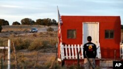 Seorang petugas penegak hukum meninggalkan lokasi Bonanza Creek Film Ranch di Santa Fe, New Mexico, Jumat, 22 Oktober 2021.Di lokasi ini, aktor Alec Badwin tak sengaja menembakkan senjata properti yang menewaskan sinematografer Halyna Hutchins.