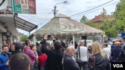 Skup "Burek solidarnosti" ispred pekare "Roma" u beogradskom prigradskom naselju Borča, u Beogradu, 3. maja 2019. (VOA)