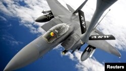 2012年9月10日美国空军F-15E攻击鹰式战斗轰炸机进行空中加油训练（资料图片）