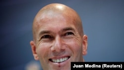L’entraîneur du Real Madrid Zinédine Zidane lors d’une conférence de presse aux installations sportives de Valdebebas, à Madrid, Espagne, 2 décembre 2016.