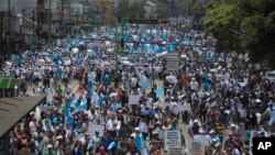 National University students, professors and employees march to the National Palace to take part in a national strike calling for the resignation of Guatemalan President Otto Perez Molina, in Guatemala City, Aug. 27, 2015.