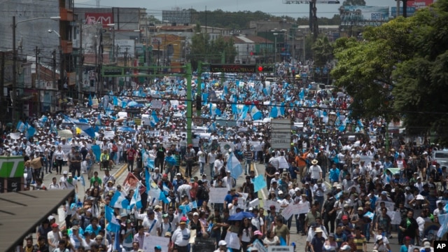 Estudiantes de la Universidad Nacional de Ciudad de Guatemala manifiestan pidiendo la renuncia del presidente Otto Pérez Molina