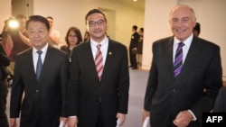 Menteri Transportasi dari tiga negara meninggalkan ruang konferensi pers seusai memberikan keterangan di Gedung Parlemen di Canberra, Australia (5/5). Dari kiri ke kanan: Yang Chuantang (Cina), Hishammuddin Hussein (Malaysia) dan Warren Truss (Australia).