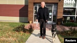 Presiden terpilih AS, Joe Biden, saat mengadopsi anjing dari DHA (Delaware Humane Association) di Wilmington, Delaware, 17 November 2018. (Foto: dok).