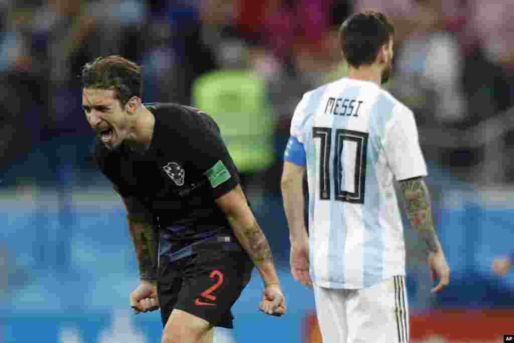 Mchezaji wa Argentina's Lionel Messi, kulia, akitoka uwanjani wakati mchezaji wa Croatia Sime Vrsaljko akisheherekea ushindi wa timu yake wa mabao 3-0 ulipomalizika mchuano wa kundi D katika pambano kati ya Argentina and Croatia kwenye uwanja wa Nizhny Novgorod huko Novgorod, Russia, Alhamisi, Juni 21, 2018. 