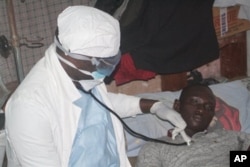 医疗人员在利比里亚周度的治疗中心检查埃博拉病人