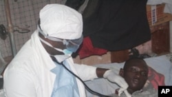 Một người nhiễm Ebola được chăm sóc tại 1 trung tâm điều trị ở Monrovia, Liberia, 15/10/2014.