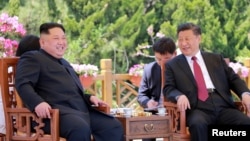 Lãnh đạo Triều Tiên Kim Jong Un (trái) gặp Chủ tịch Tập Cận Bình trong chuyến thăm Trung Quốc gần đây.